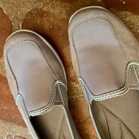 Clarks Shoes Womens Loafers Slip On Flats Grey/Taupe Color SIZE 7.5M - Picture 8 of 9